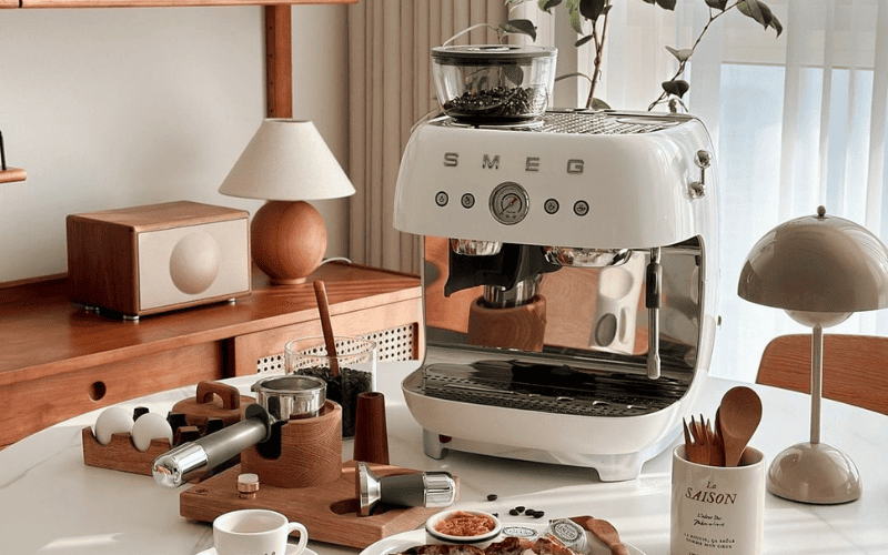 Máy pha cà phê SMEG EGF03 với đồng hồ đo áp suất và thiết kế sang trọng