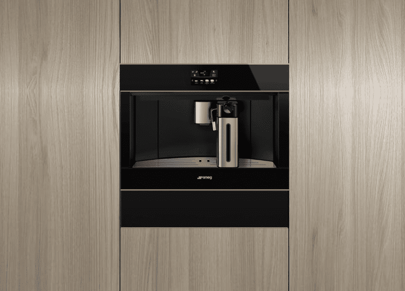 Máy pha cà phê SMEG âm tủ với màn hình cảm ứng và khả năng điều chỉnh độ đậm đà
