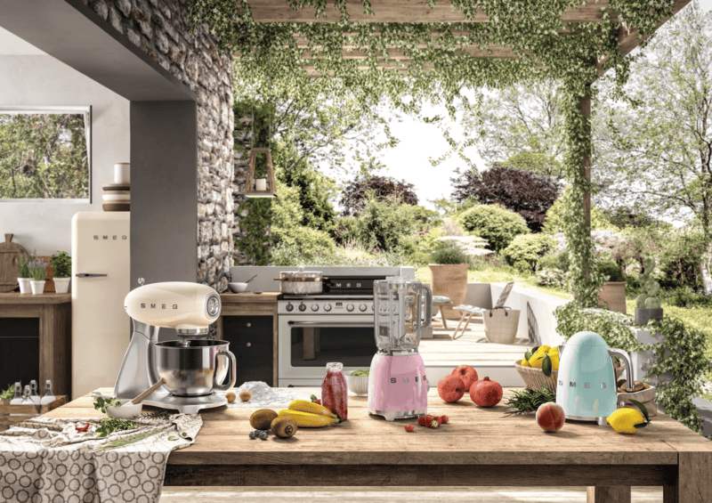 Không gian bếp phong cách retro thập niên 50 – thiết bị SMEG màu pastel nổi bật