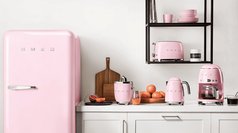 Các sản phẩm đồ gia dụng Smeg đồng bộ màu hồng trong căn bếp cổ điển