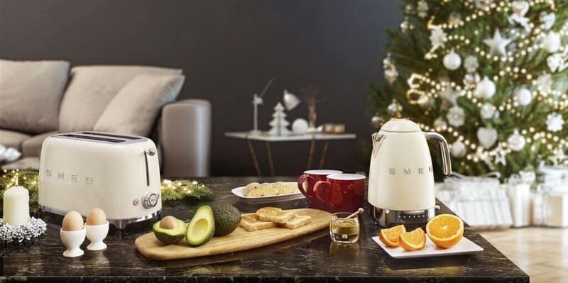 Máy nướng bánh mì SMEG TSF02 kết hợp cùng sản phẩm SMEG khác trong không gian sang trọng