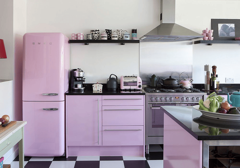 Tủ lạnh SMEG hiện đại, kiểu dáng retro đặt cạnh thiết bị nhà bếp đồng bộ.