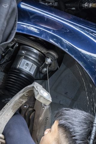 NGUYÊN NHÂN HƯ HỎNG GIẢM XÓC BẦU HƠI TRÊN XE SANG VÀ CÁCH KHẮC PHỤC