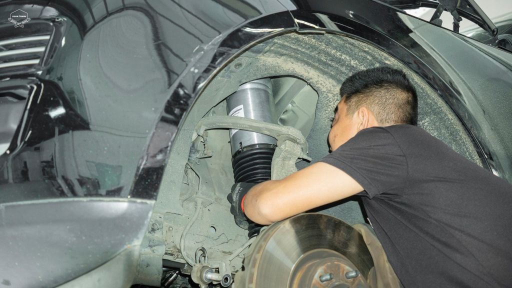 SO SÁNH GIẢM XÓC CƠ VÀ GIẢM XÓC BẦU HƠI Ô TÔ