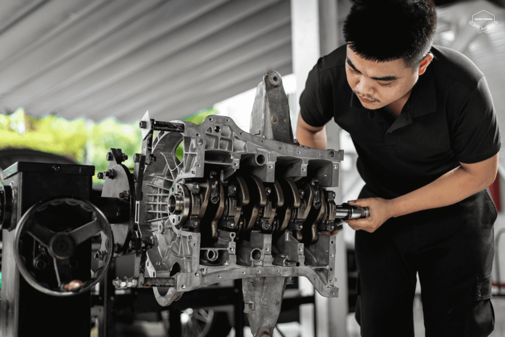 BMW 320I ĐẠI TU ĐỘNG CƠ TẠI HUAN THANH WORKSHOP