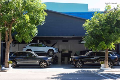 Bộ đôi siêu xe Rolls Royce Cullinan xuất hiện tại HUAN THANH WORKSHOP - Đà Nẵng thu hút sự chú ý lớn của giới truyền thông.