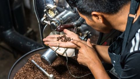 Cà Phê Rang Xay Nguyên Chất Là Gì? Hướng Dẫn Chọn Đúng Để Giữ Chân Khách Quen