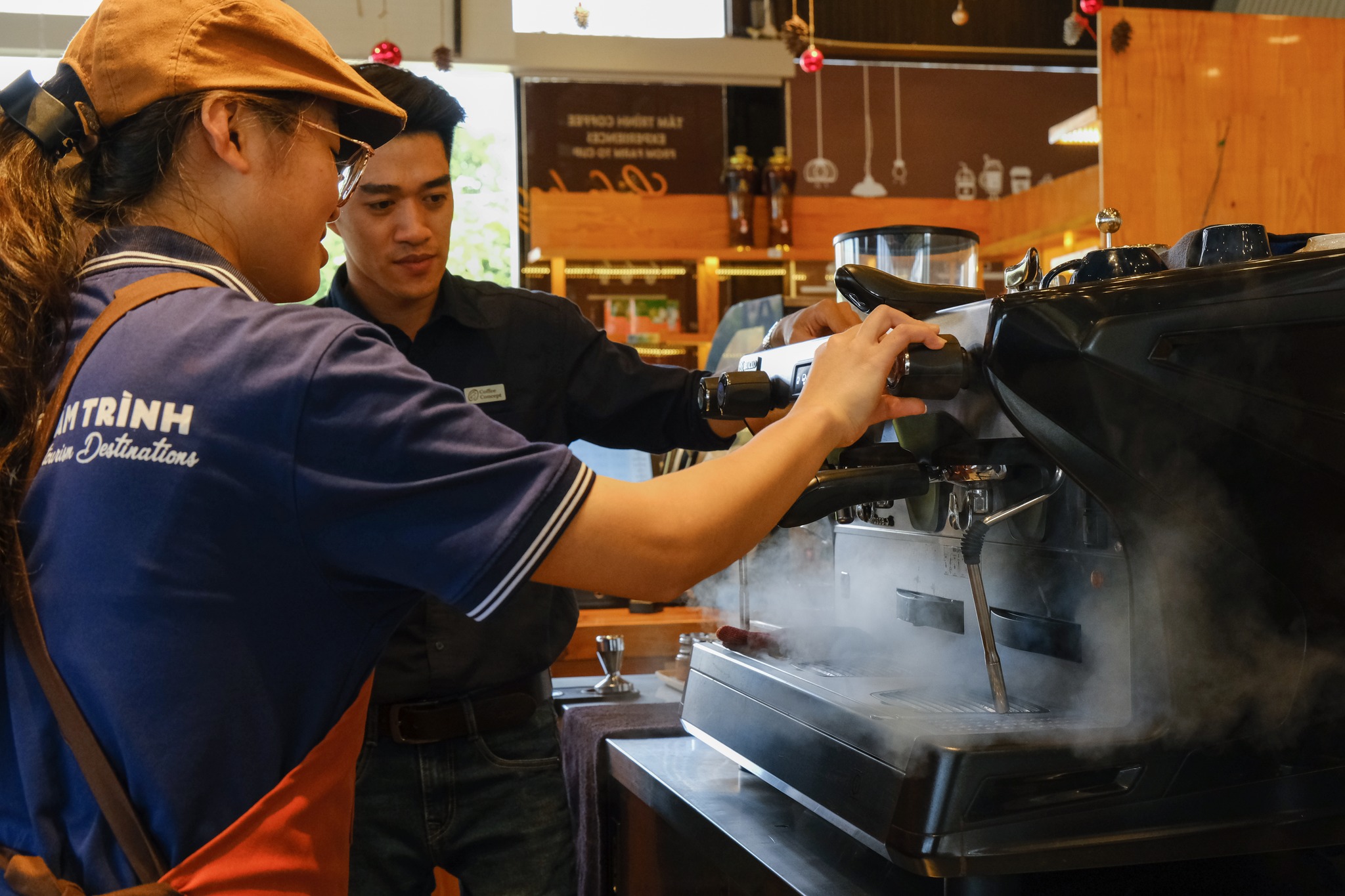 Đằng sau mỗi tách cà phê rang xay chất lượng là hành trình của đam mê và sự tận tâm