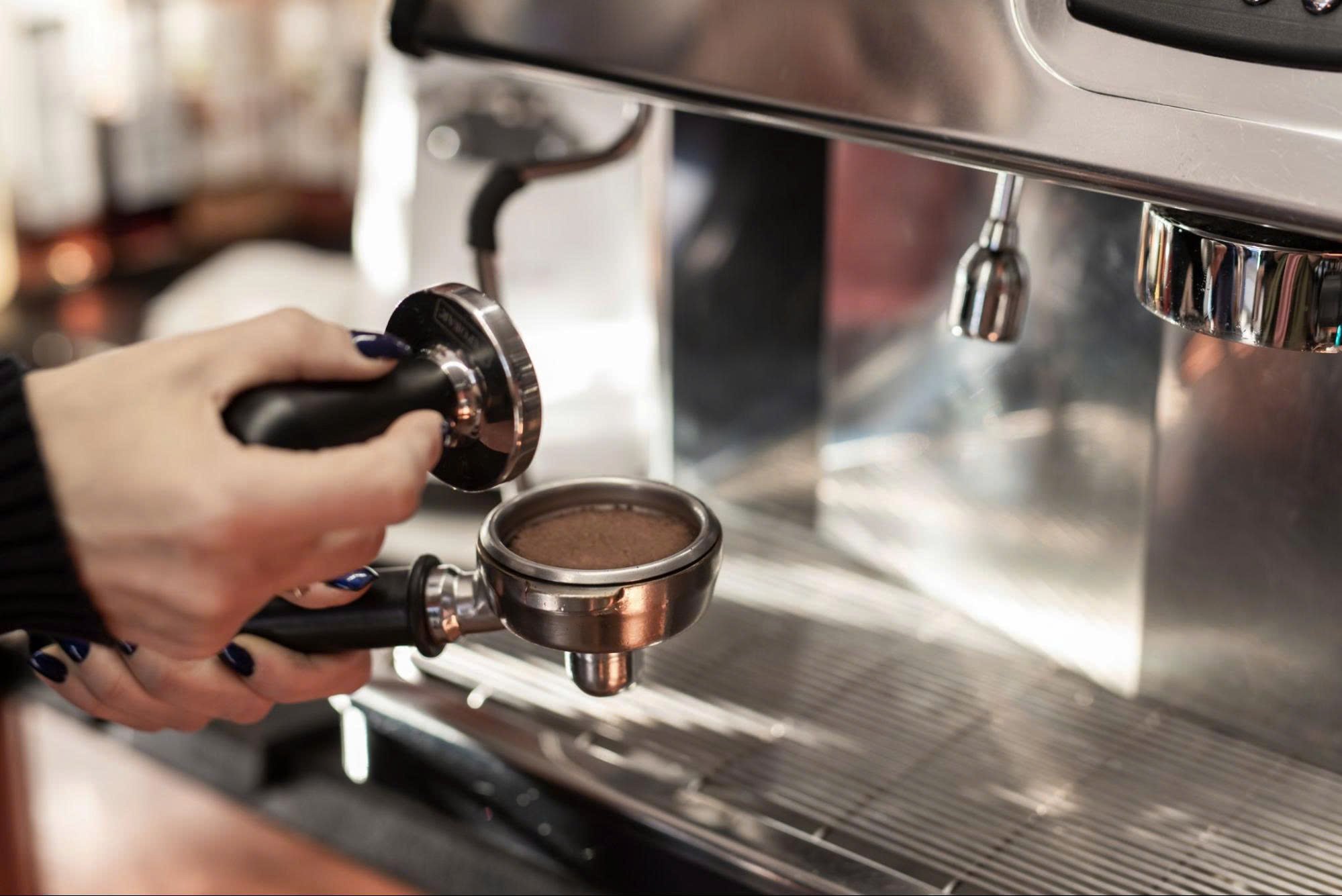 Cách tránh mua phải cà phê rang xay kém chất lượng