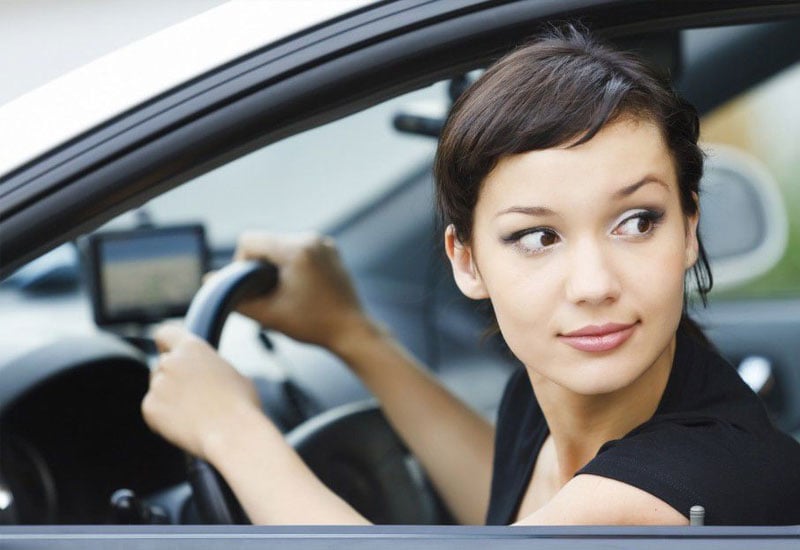 Hướng dẫn cách lùi xe vào cổng nhà đơn giản và an toàn