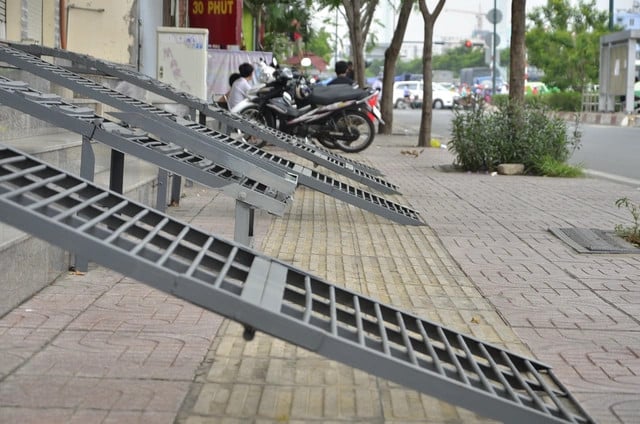 Thiết kế cầu cho ô tô vào nhà có bậc thềm cao
