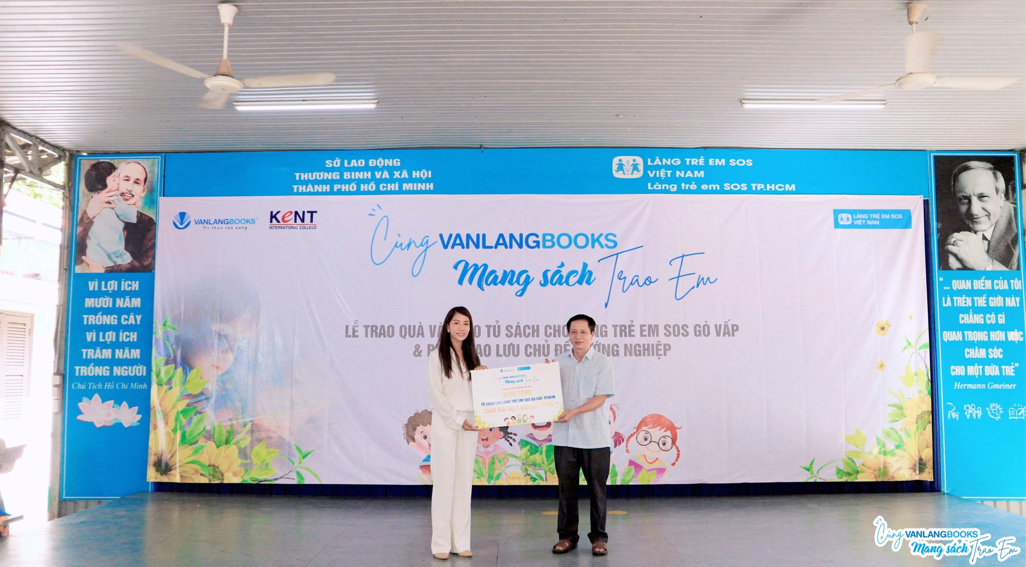 Vanlangbooks tặng tủ sách cho Làng trẻ em SOS Gò Vấp