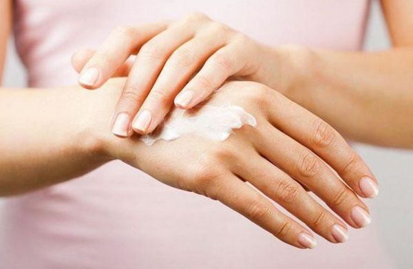 Sử dụng kem trị sẹo, cần thường xuyên dưỡng ẩm và tẩy tế bào chết để kem thẩm thấu tốt hơn