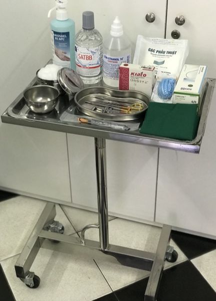 Công dụng của bàn để dụng cụ y tế