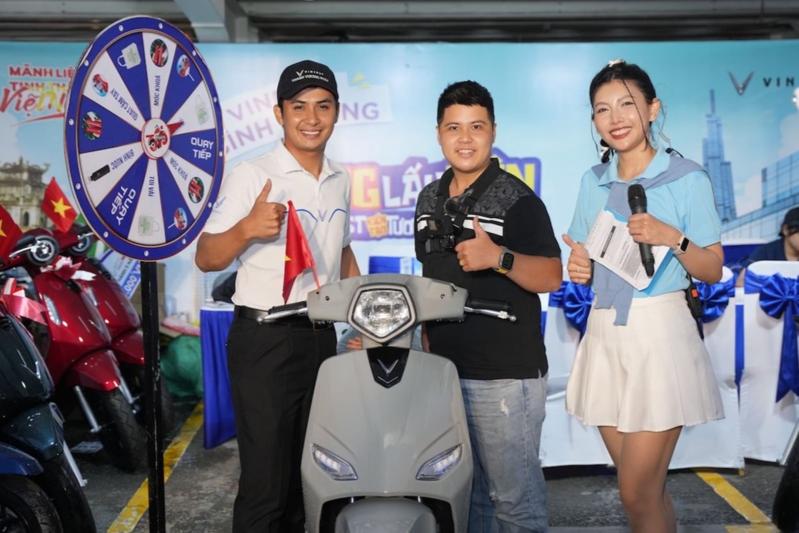 Khách hàng “đổi xăng lấy điện”: Chọn xe điện vì muốn không gian sống bớt ngột ngạt