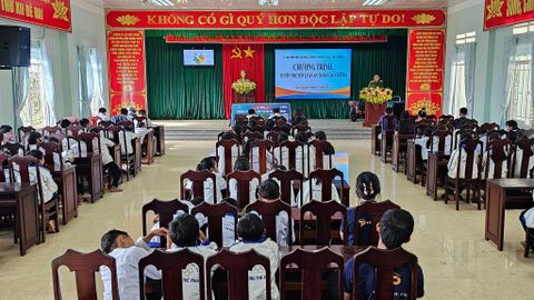 Tuyên truyền Luật giao thông đường bộ cho 100 em học sinh tại xã Chư Á - TP. Pleiku - Gia Lai
