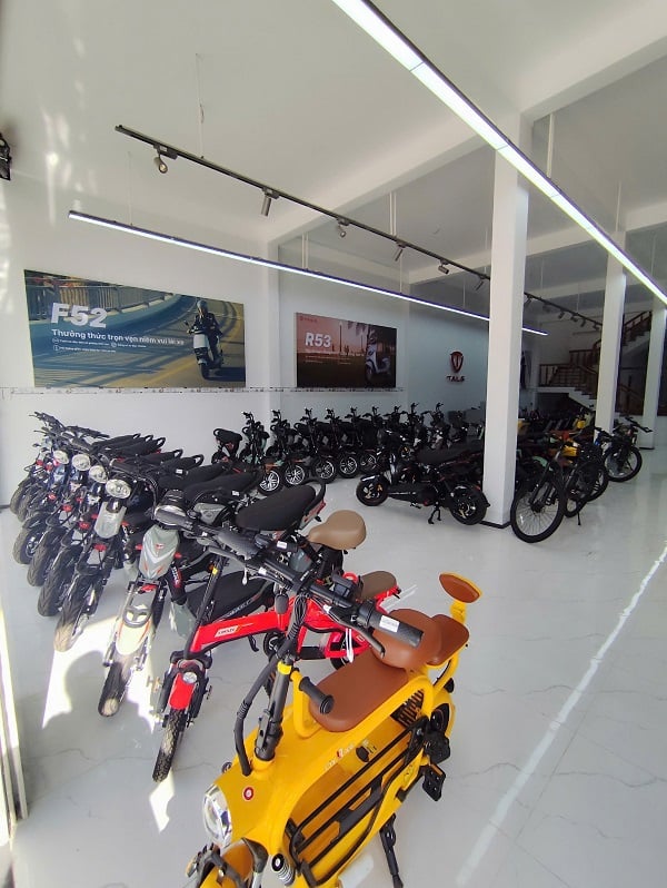 Nên mua xe máy điện hay xe đạp điện cho học sinh