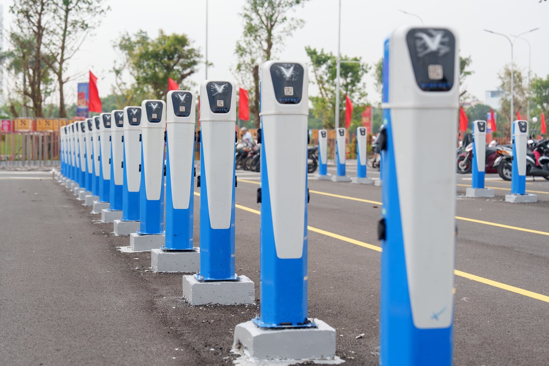 V-Green đưa vào vận hành trạm sạc xe điện lớn nhất cả nước tại Trung tâm Triển lãm Việt Nam