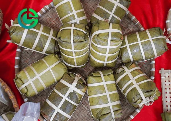 Ảnh: Giò chả được buộc lạt thủ công bằng tay