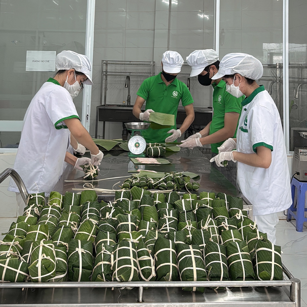 Ảnh: Quy trình sản xuất giò chả thủ công tại Cửu Long