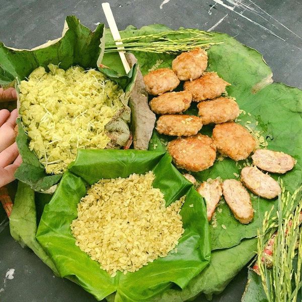 Ăn chả cốm cùng xôi và mắm ớt