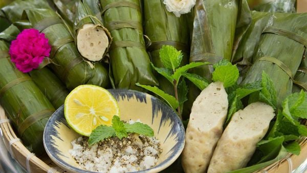 Chả Huế gói lá chuối buộc dây lạt