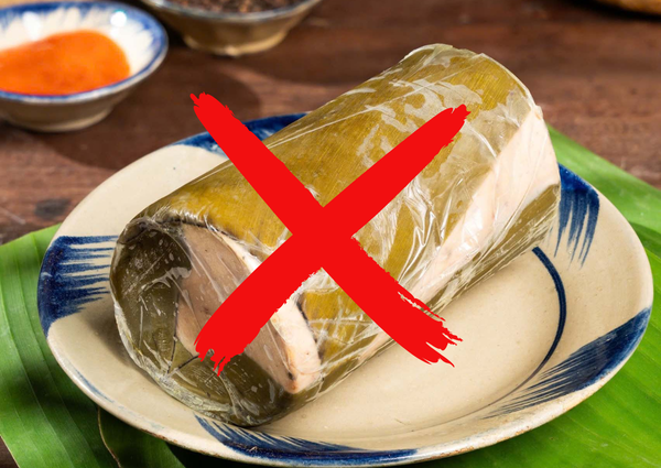 Ảnh: Không nên dùng nilon để hấp và bảo quản giò chả
