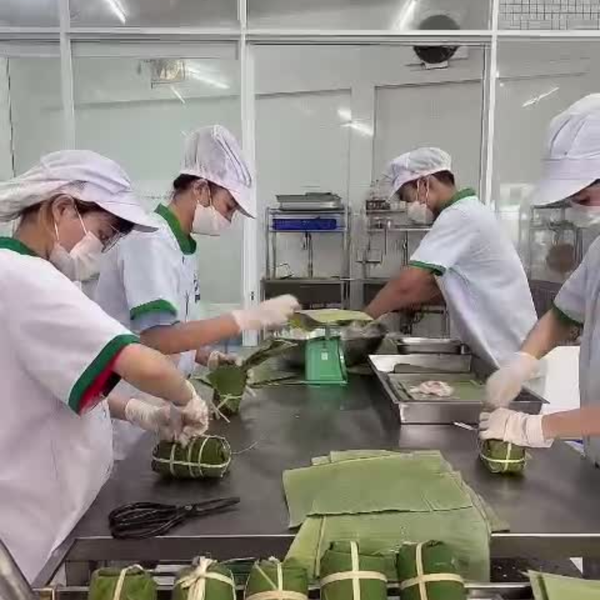 Ảnh: Giò chả Cửu Long sử dụng phương pháp gói giò truyền thống