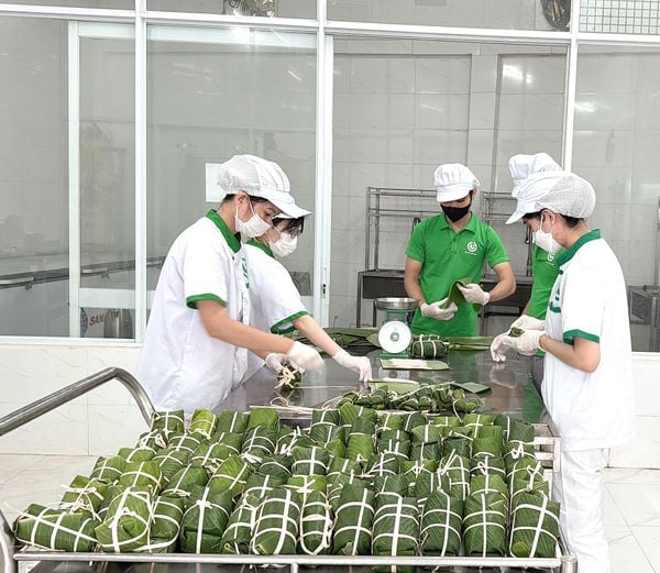 Giò chả sạch Cửu Long gói lá chuối tươi, không dùng nilon, đảm bảo an toàn theo tiêu chuẩn ISO 22000.