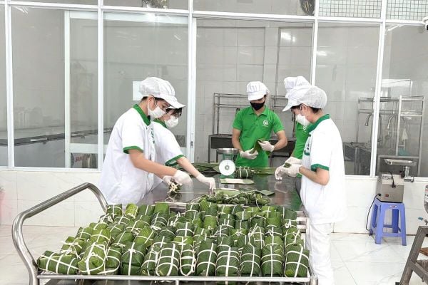 Mua chả lụa sạch giao tận nơi tại TP.HCM – gói lá chuối, không phụ gia