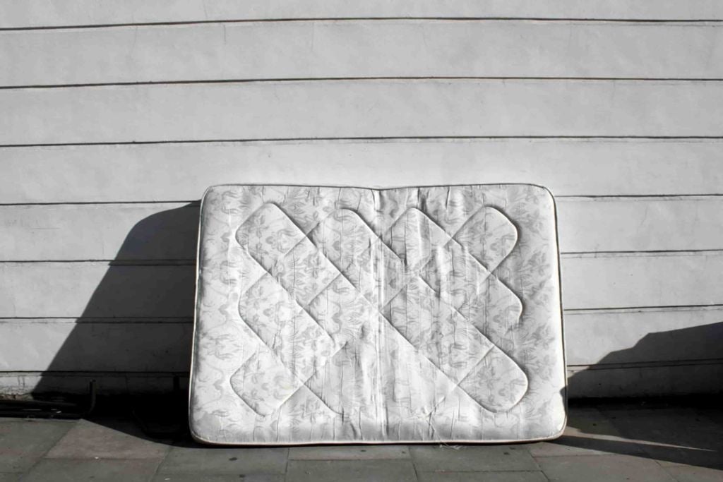 Xử lý nệm cũ: Nên vứt hay tái chế?