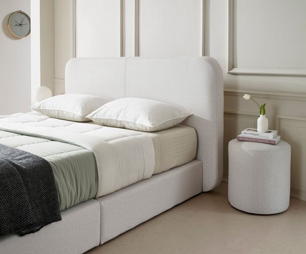 Thiết kế của giường Charmant hiện đại nhưng vẫn mang phong cách tối giản