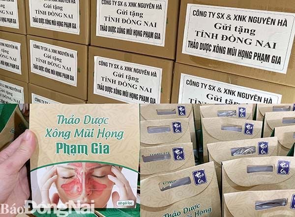 Phó Chủ tịch Thường trực Công đoàn Văn phòng Quốc hội Bùi Lê Minh tặng quà lưu niệm cho công ty Nguyên Hà-Phạm Gia