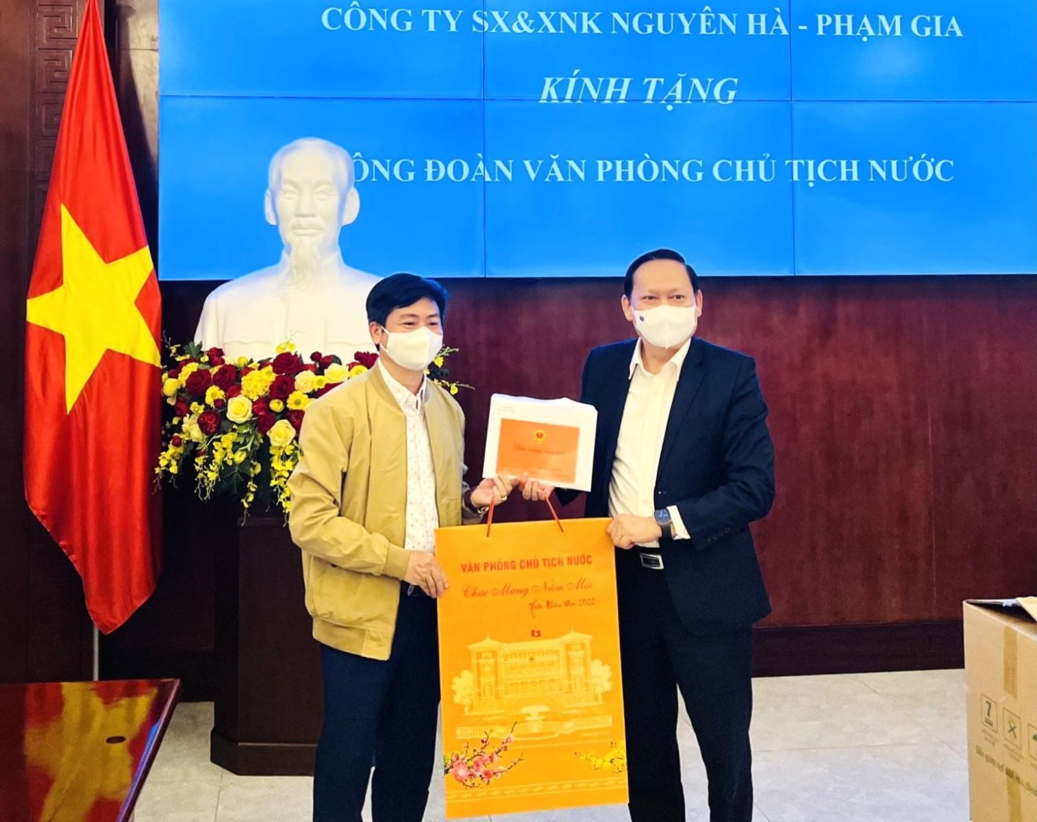 Phó Chủ tịch Thường trực Công đoàn Văn phòng Quốc hội Bùi Lê Minh tặng quà lưu niệm cho công ty Nguyên Hà-Phạm Gia