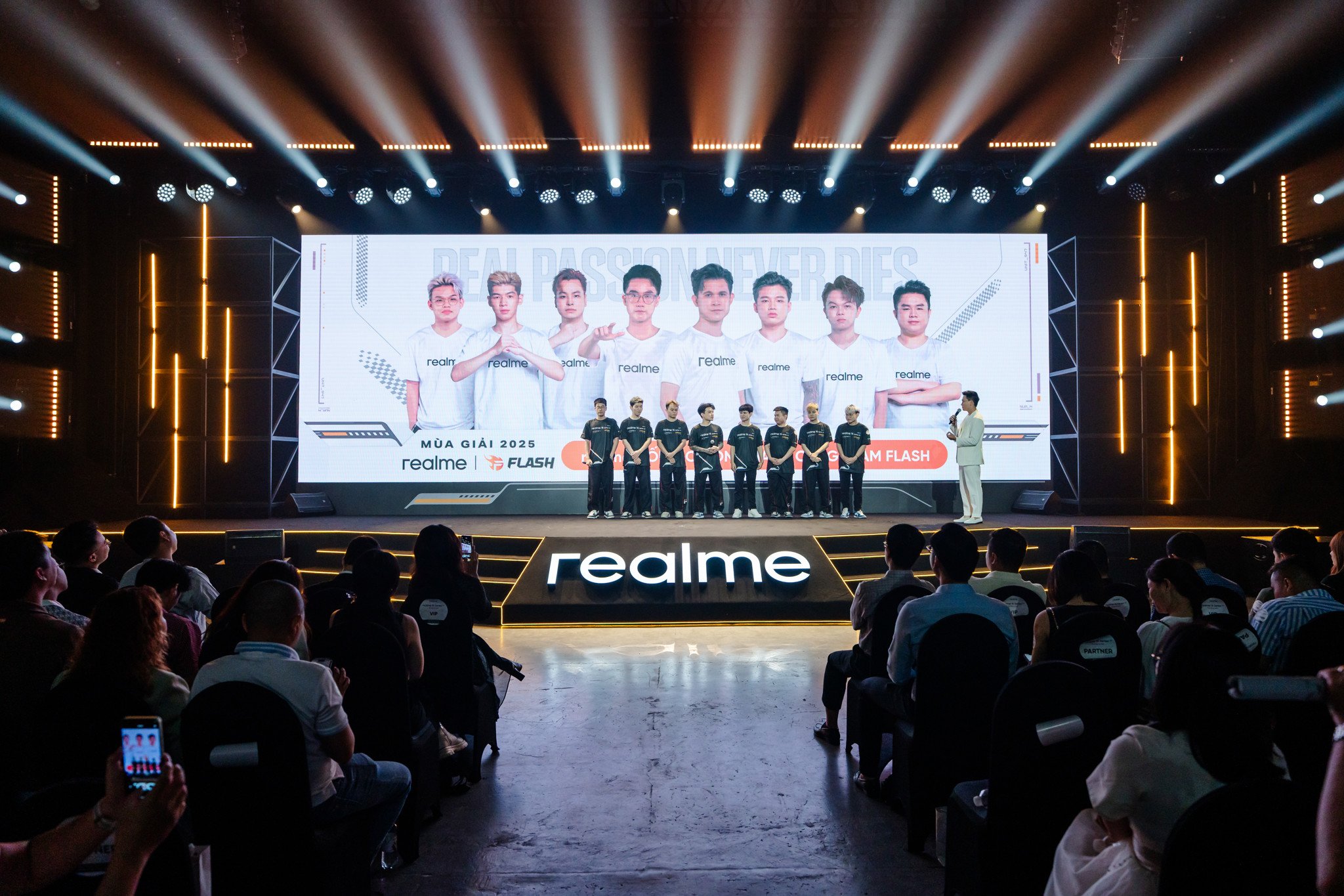 ⚡ FPT FLASH KHUẤY ĐẢO SỰ KIỆN RA MẮT REALME 14 SERIES TẠI VIỆT NAM!