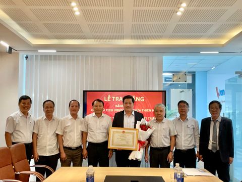 Chủ tịch UBND tỉnh Thừa Thiên Huế trao tặng bằng khen cho Công ty Cổ phần Tư vấn và Phát triển kỹ thuật Tài nguyên nước