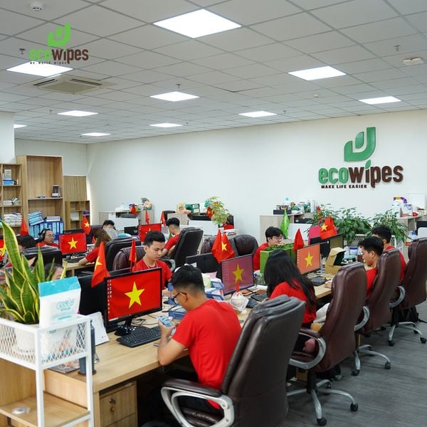 Toàn thể CNV EcoWipes hòa chung không khí tự hào của dân tộc
