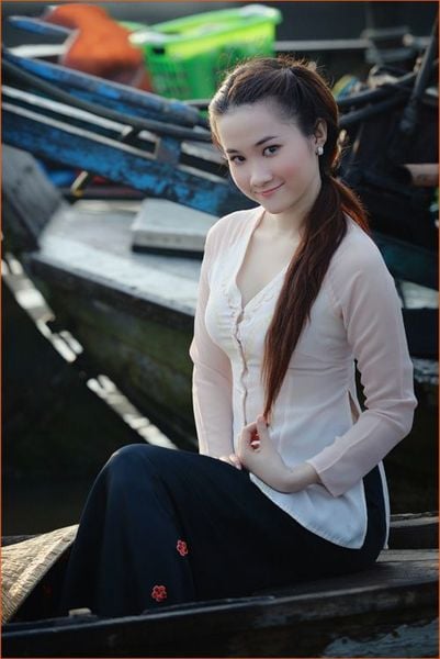 hình ảnh cô gái miền tây