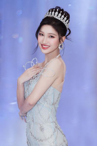 Á hậu Phương Nhi