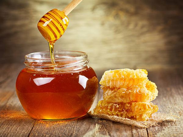 trị mụn bằng mật ong