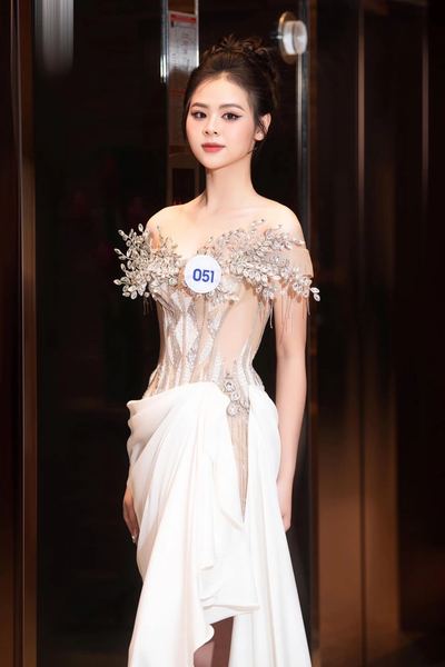 Ngân Hà - Nàng Hoa Hậu Tiềm Năng Từ Trái Tim Đà Nẵng