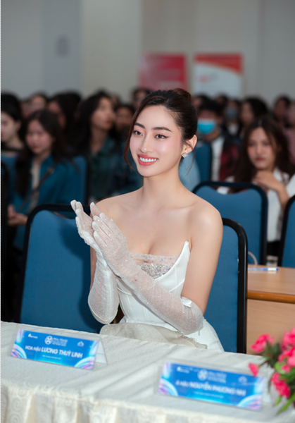 Hoa hâu Lương Thùy Linh