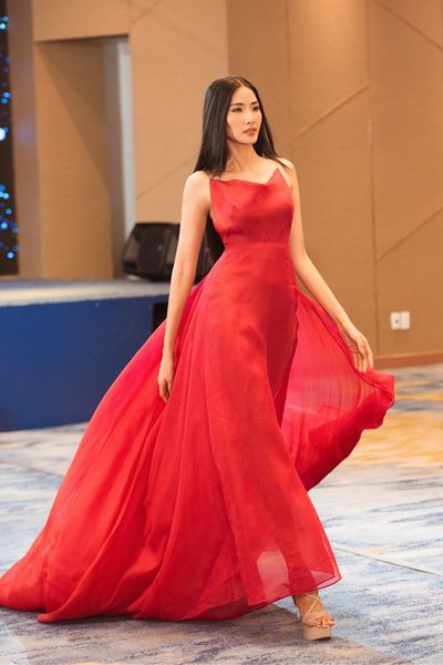 Á hậu hoàng thùy