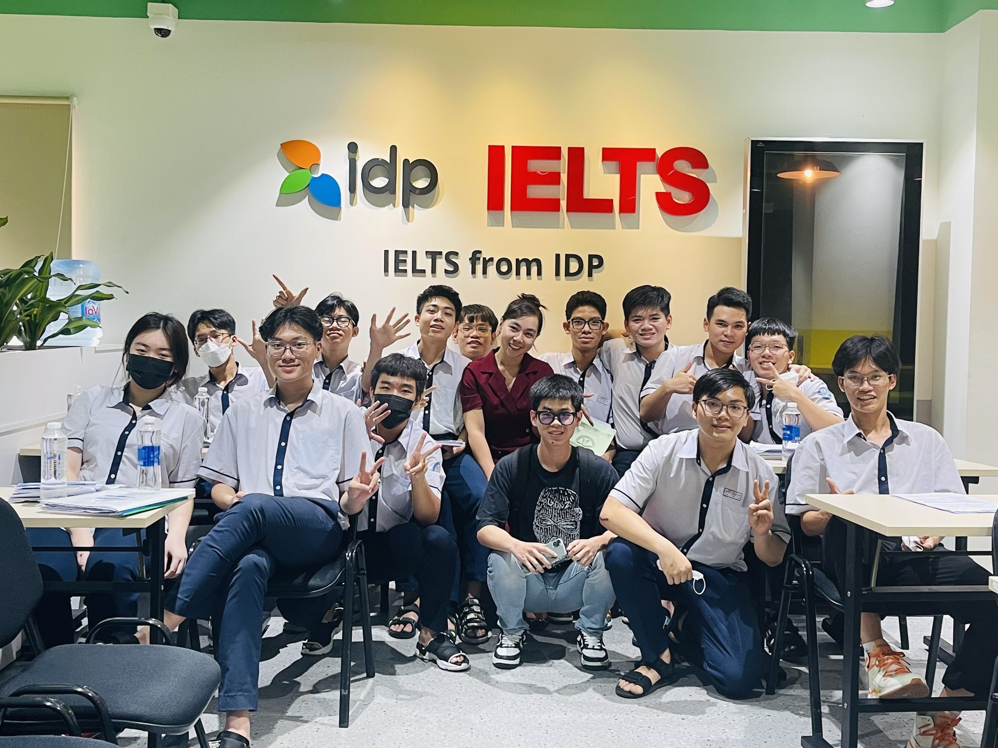 Tổ chức ôn luyện và đưa đón học sinh trường Việt Thanh dự thi IELTS