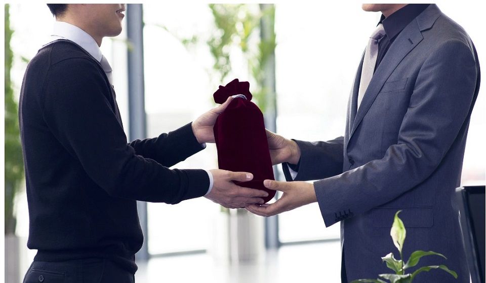 Top 12+ các Món quà tặng cho người nước ngoài ý nghĩa, đậm sắc Việt