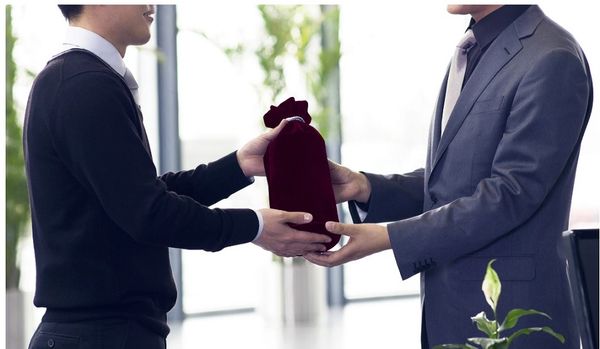 Top 12+ các Món quà tặng cho người nước ngoài ý nghĩa, đậm sắc Việt