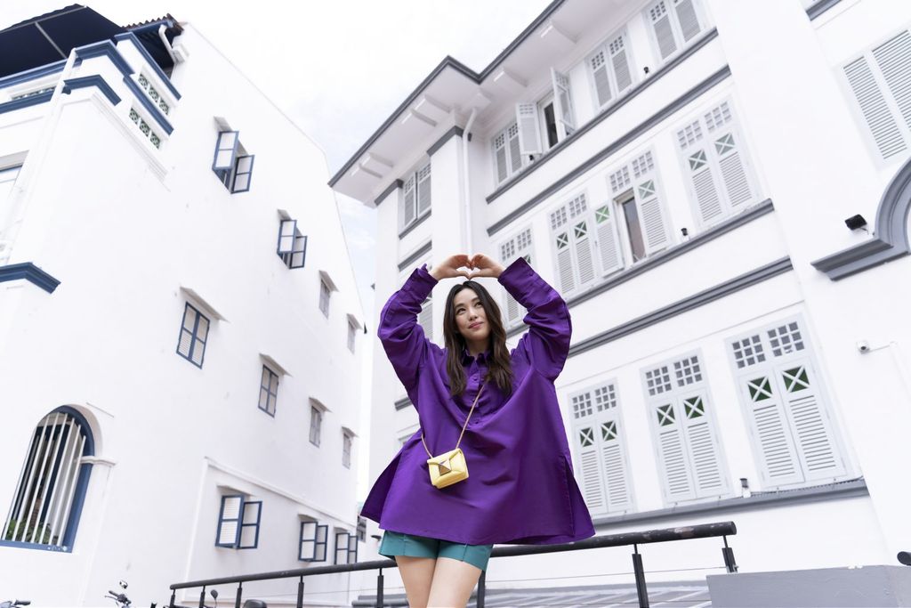 Rebecca Lim với túi Stud của Valentino Garavani