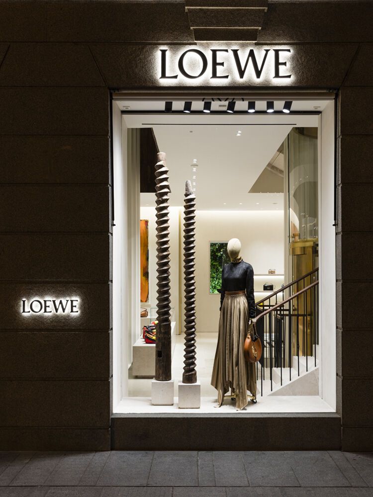 Loewe - thương hiệu túi truyền thống