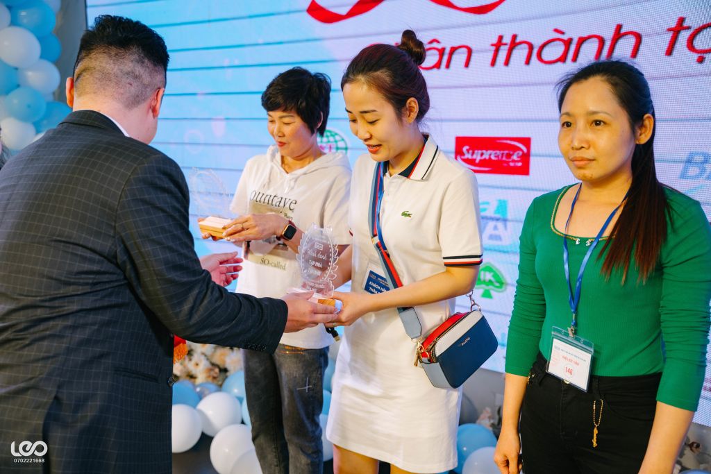 LỄ TRAO GIẢI CHO NHỮNG KHÁCH HÀNG MAY MẮN