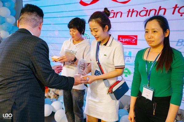 LỄ TRAO GIẢI CHO NHỮNG KHÁCH HÀNG MAY MẮN